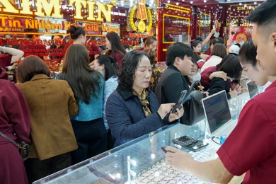 Thời điểm 10h: Khách liên tục đông, xu hướng tiếp tục tăng